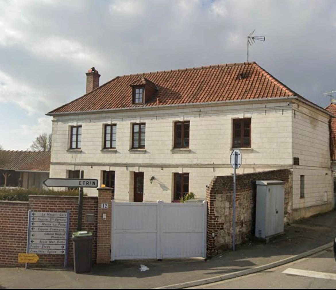 Maison en pierre à Étrun dont la façade paraît terne et marquée avant le nettoyage, sous un ciel couvert