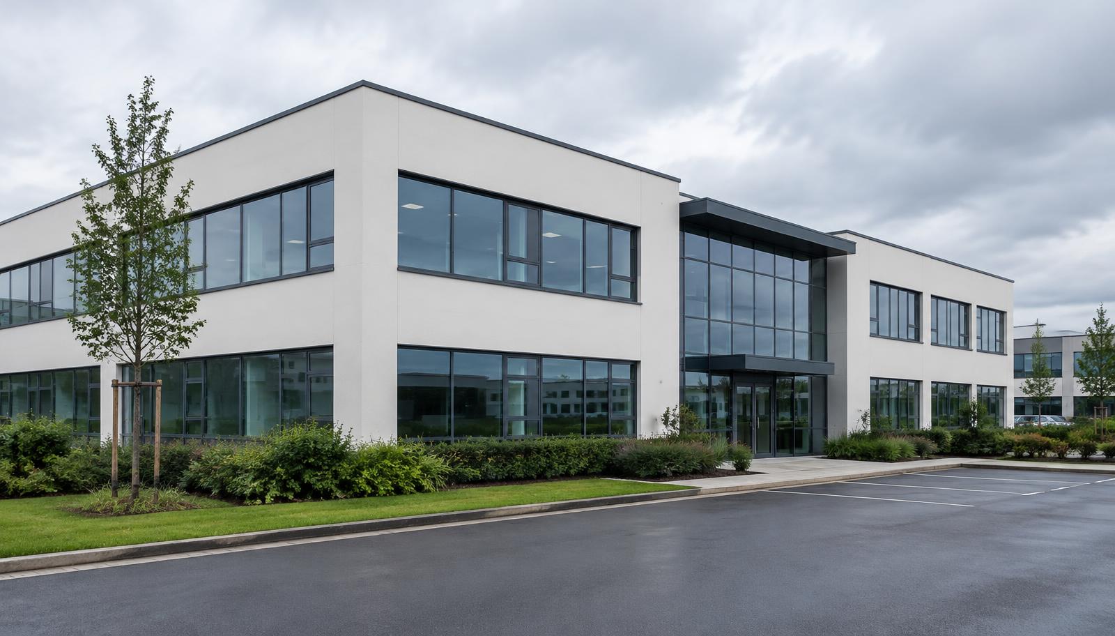 Façade claire d'un immeuble de bureaux dans une zone d'activité