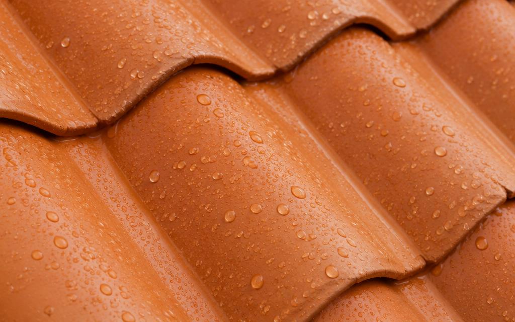 Tuiles traitées avec un hydrofuge, gouttes perlant en surface